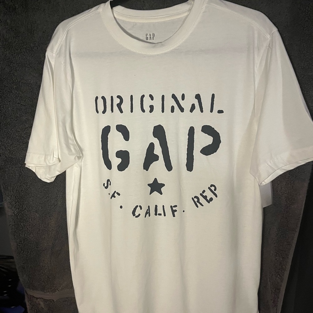 GAP Men's White Graphic Tee with Black Print (NEW)